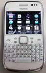 Nokia E6-00 позирует на фото