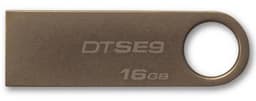 Корпус флэш-накопителя Kingston DataTraveler SE9 изготовлен из металла