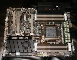 Фото дня: системная плата ASUS Sabertooth X79