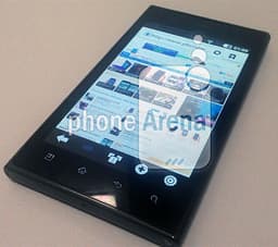 Смартфон LG Prada K2 позирует на фото