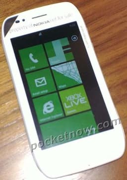 Фото дня: Nokia Sabre — второй смартфон с ОС Windows Phone, который дебютирует на будущей неделе