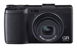 Камера Ricoh GR DIGITAL IV оснащена светосильным объективом с фиксированным фокусным расстоянием