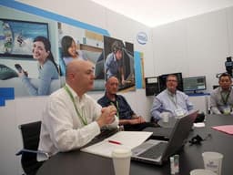 IDF 2011: роботы и люди помогают Intel улучшать качества сенсорных дисплеев