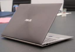 IDF 2011: Ультрабук ASUS позирует перед камерой