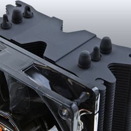 Радиатор процессорного охладителя Xigmatek Dark Knight SD1283 Night Hawk Edition имеет керамическое покрытие