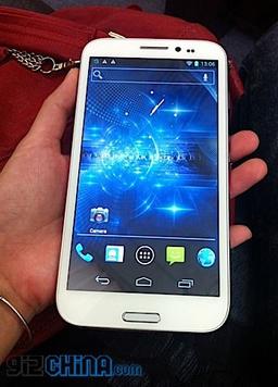 Смартфон Zopo ZP950, оснащенный дисплеем диагональю 5,7 дюйма, позирует на фото