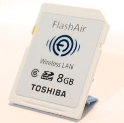 Карта памяти Toshiba FlashAir обеспечивает беспроводную связь цифровой камеры и ПК