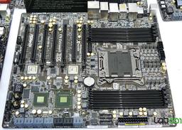 Конструкторы платы ASRock X79 Extreme11 не поскупились на ее оснащение