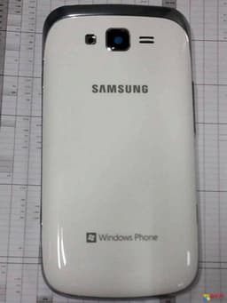 Фото дня: белый смартфон Samsung SGH-i667 Mandel с Windows Phone и поддержкой LTE