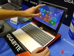 Появились фото и характеристики трансформируемого ноутбука Gigabyte U2142 под управлением Windows 8
