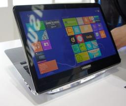 Samsung привезла на IFA ноутбук с двумя экранами, работающий под управлением Windows 8