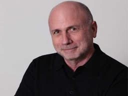 Многолетний советник Стива Джобса считает, что в Apple ошиблись с выбором названий для смартфонов и планшетов