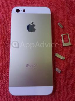 На новых снимках смартфона iPhone 5S видны белые пластиковые вставки и место для вспышки на двух светодиодах