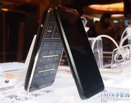 Смартфон-«раскладушка» Philips W9588 с двумя сенсорными экранами и процессором MediaTek оценен в $824