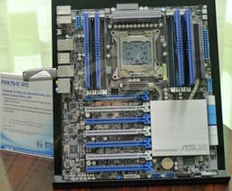 Плата ASUS P9X79-E WS оснащена семью слотами PCI-Express 3.0 x16