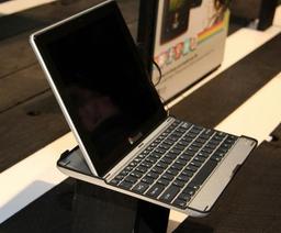 Polaroid E9.7 — планшет-трансформер под управлением Android 4.1