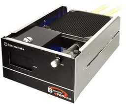 Головной блок системы жидкостного охлаждения Thermaltake Bigwater 760 Pro занимает два отсека типоразмера 5,25 дюйма