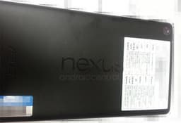 Google Nexus 7 второго поколения позирует перед объективом фотокамеры