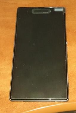 Смартфон Sony Xperia i1 (Honami) в черном цвете позирует на фото