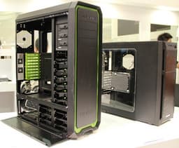 Корпус Antec Nineteen Hundred может вместить пару блоков питания и 17 накопителей