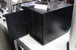 Компьютерный корпус SilverStone DS380 обеспечивает легкий доступ к восьми накопителям