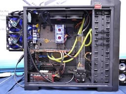 Sapphire привезла на выставку Computex демонстрационный стенд Atomic, включающий в себя водяную систему охлаждения материнской платы и видеокарты