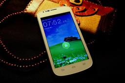 ZTE подготовила бюджетный смартфон N909 с внешностью Samsung Galaxy S III