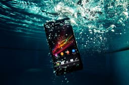 Европейская цена водонепроницаемого смартфона Sony Xperia ZR — около 400 евро