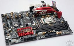 Системная плата ECS Z87H3-A2X Extreme для процессоров Intel Haswell позирует на фото