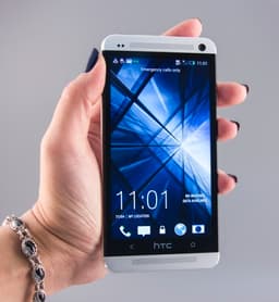 Смартфон HTC One тоже неплохо продаётся