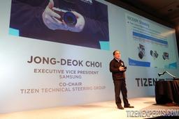 Камера Samsung NX300M работает под управлением ОС Tizen