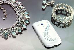 Смартфон Samsung Galaxy S III mini Crystal Edition, украшенный кристаллами Сваровски, появился в продаже в Германии