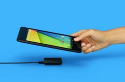 В магазине Google Play появилось беспроводное зарядное устройство для смартфонов и планшетов Nexus