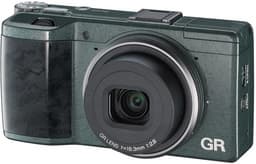 Ricoh предлагает особый вариант камеры GR с рукояткой из эбенового дерева