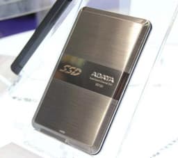 Тонкий внешний SSD Adata DashDrive Elite SE720 объемом 128 ГБ оснащен интерфейсом USB 3.0