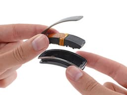 Специалисты iFixit разобрали фитнес-браслет Samsung Gear Fit