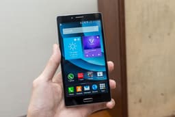 Смартфон Pantech Pop Up Note, оснащенный экраном диагональю 5,5 дюйма, запечатлен вживую