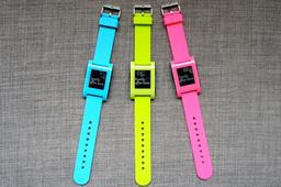Pebble представила летние варианты расцветки часов Pebble Watch