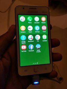 Появились «живые» фото смартфона Samsung Z1 с ОС Tizen