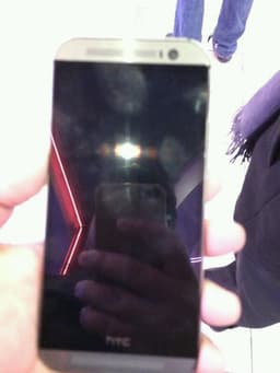 Новые изображения смартфона HTC M8 подтверждают наличие трех камер и отсутствие аппаратных кнопок Android