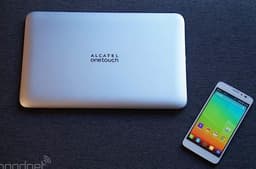 Док-станция Alcatel OneTouch Smartbook подключается к смартфону посредством Hotknot