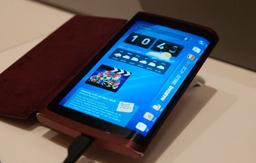 Компании Samsung приписывают намерение выпустить в этом году смартфон с экраном, облегающим корпус