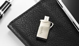 Флэшка Apacer AH173 оснащена разъемами USB и Micro-USB
