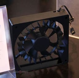 Корпусной вентилятор Cooler Master HybridFlow объединяет черты осевого и центробежного