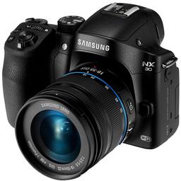 Электронный видоискатель и дисплей беззеркальной камеры Samsung NX30 сделаны поворотными