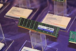 Компания Adata привезла на CES 2014 модули памяти DDR4