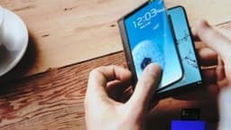 Компания Samsung провела на CES 2014 закрытую демонстрацию смартфона со складным экраном