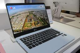Ультрабук LG Ultra PC, оснащенный экраном диагональю 13,3 дюйма и весящий менее килограмма, запечатлен на фото