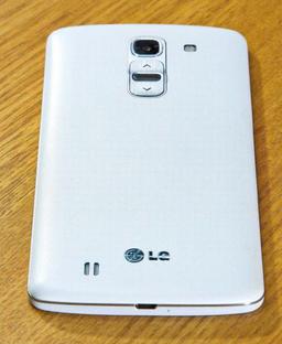 LG G Pro 2 позирует на фото