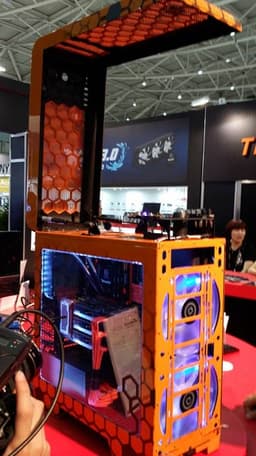 Thermaltake показала корпус для ПК с откидывающимся вверх «капотом»